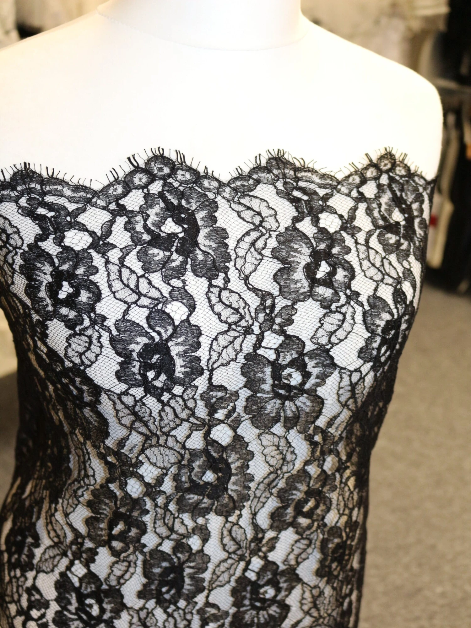 Black Chantilly Lace - Amy 6 Black Chantilly Lace - Amy - Image 4