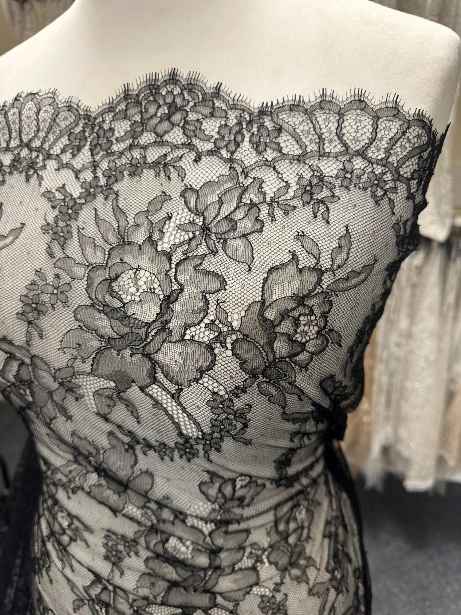 Black Chantilly Lace - Rolande 6 Black Chantilly Lace - Rolande - Image 4